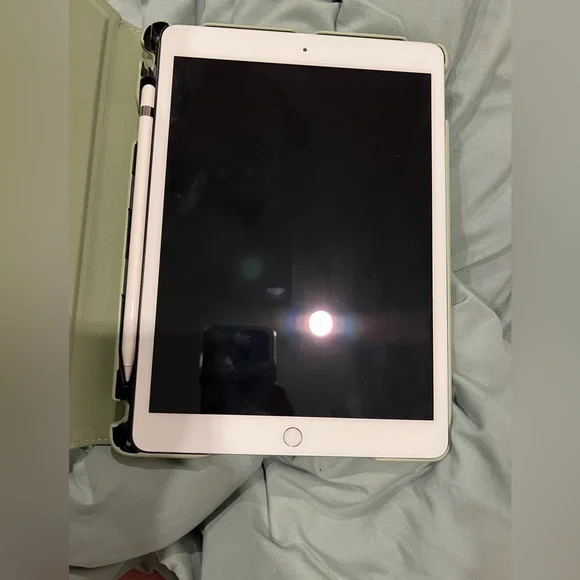 2021 iPad 8th generation- Silver 32GB with 1st generation Apple Pencil